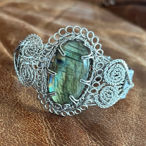 Silver Twisted Wire Cuff Bracelet with large Oval Abalone Shell Inlay - Picture 8 of 12
